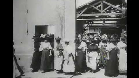Employees Leaving the Lumiere Factory - La sortie des usines Lumiere (Lumiere - 1895)