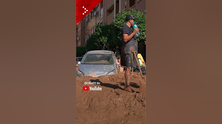 Alluvione Valencia, auto semi-sepolte a Paiporta