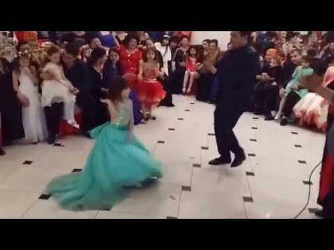 Цена-Качество цыган пляшет на свадьбе ранних Хатсанов наблюдалась