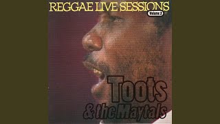 Video thumbnail of "Toots and The Maytals - Country Roads (Live)"
