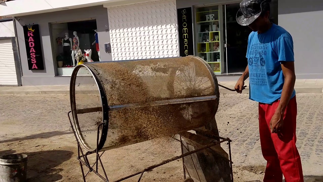 Peneira de areia manual.