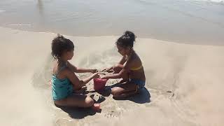 Fazendo Castelo De Areia Na Praia