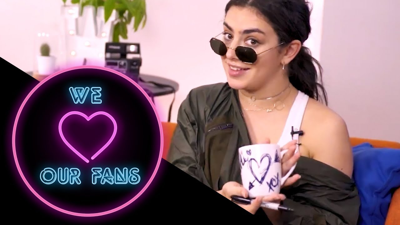 CHARLI XCX bekommt aufblasbare JUSTIN BIEBER PUPPE geschenkt! I We Love Our Fans
