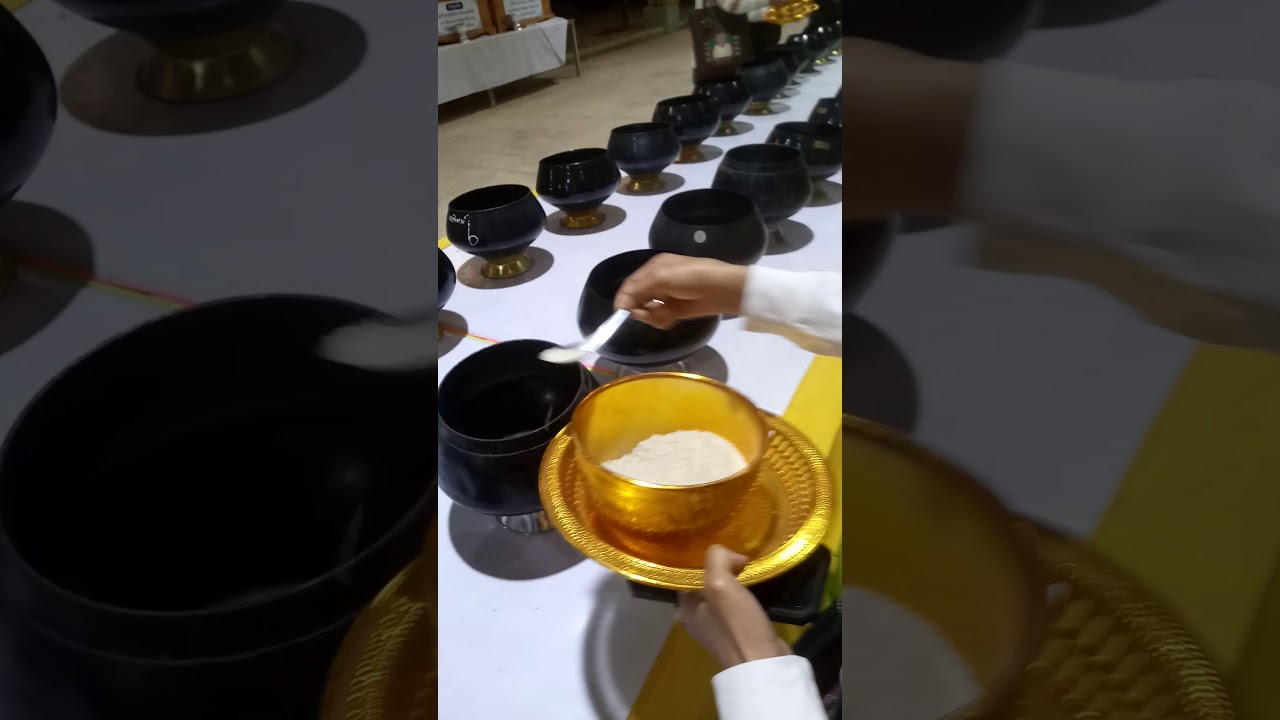 태국 짠타부리 기도 드리며 쌀 공양(pray rice give)เขาให้ - YouTube