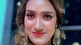 Uning kozlari boglangan va qollari yotoq pornosiga boglangan