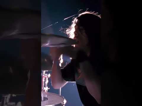 Nirvana - Aneurysm (Live at the Paramount) This is my favorite Nirvana song. Also this live is 🔥