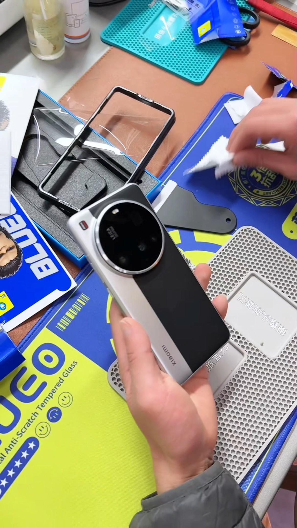 Applause welcomes Xiaomi 15Ultra in panda color, with Blue Gorilla full-glue tempered film and