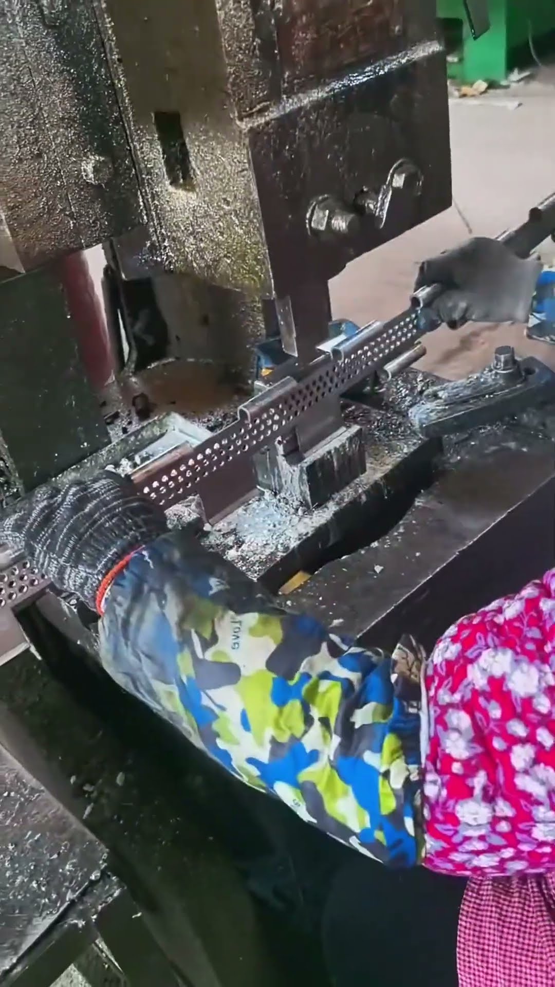 Conveyor chain hinge bending process- Good tools and machinery make work easy