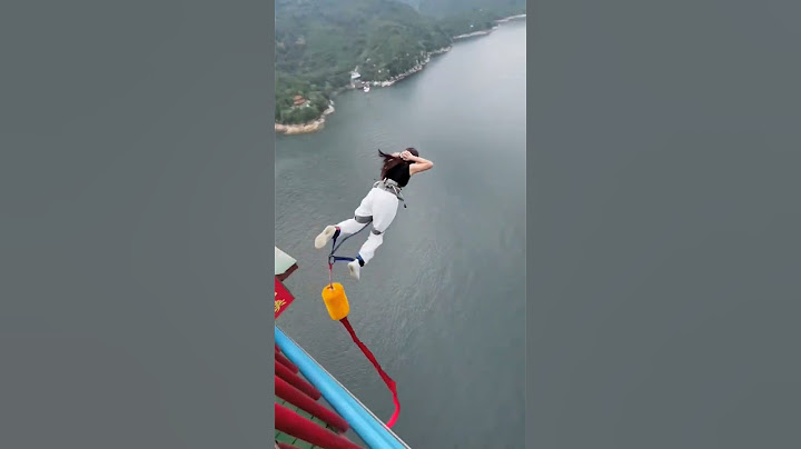 Incredible footage😲🥱of a daredevil bungee jumper jumping from a bridge #bungeejumping #vlog #shorts