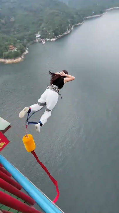 Incredible footage😲🥱of a daredevil bungee jumper jumping from a bridge #bungeejumping #vlog #shorts