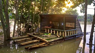 Camping hujan deras  3 hari membuat rumah terapung dari bambu di sungai besar