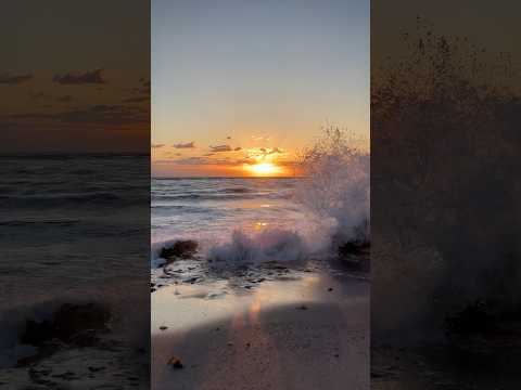 Видео: A few minutes later #waves #breaking at #sunrise