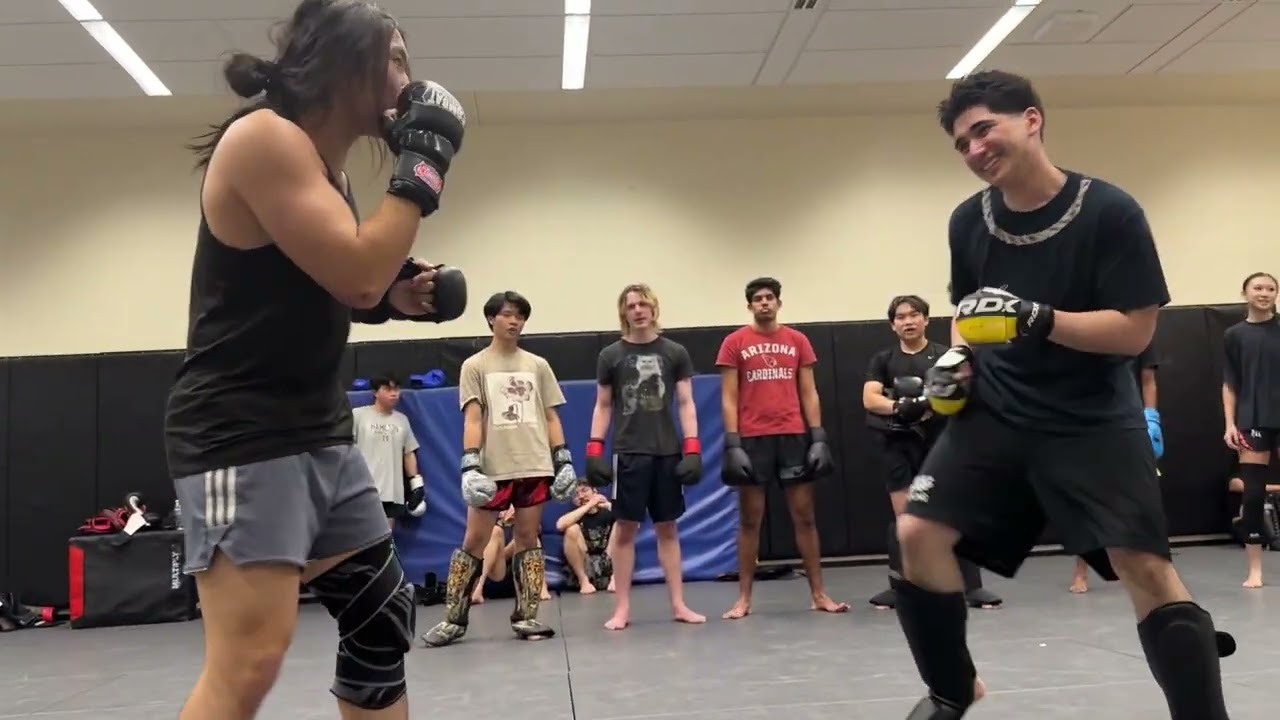 «Кунгфу Кид» выполняет кумите с участием десяти человек