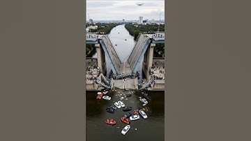 Drone films bridge collapse chaos — cars stranded, people on rooftops waiting for rescue!