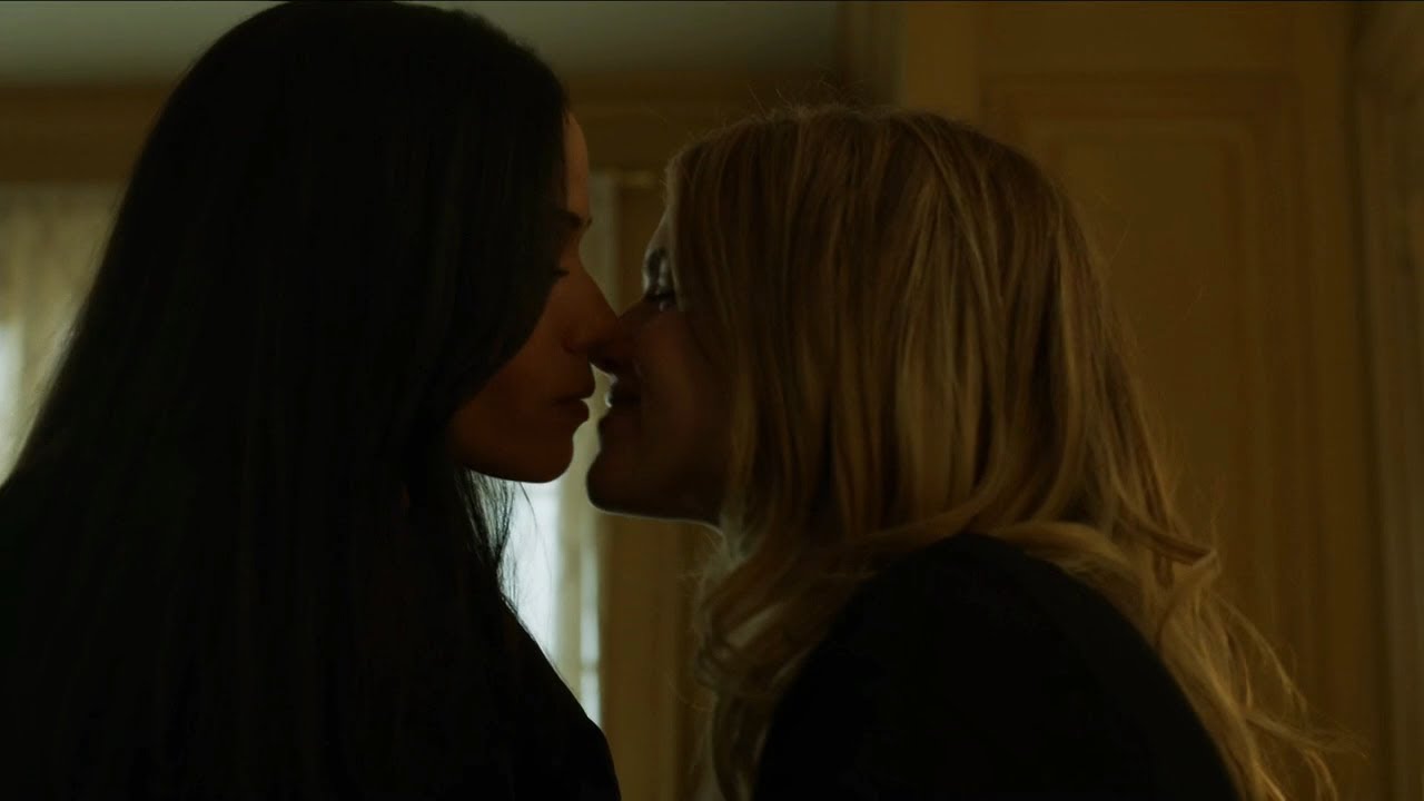 Gotham lesbian kiss