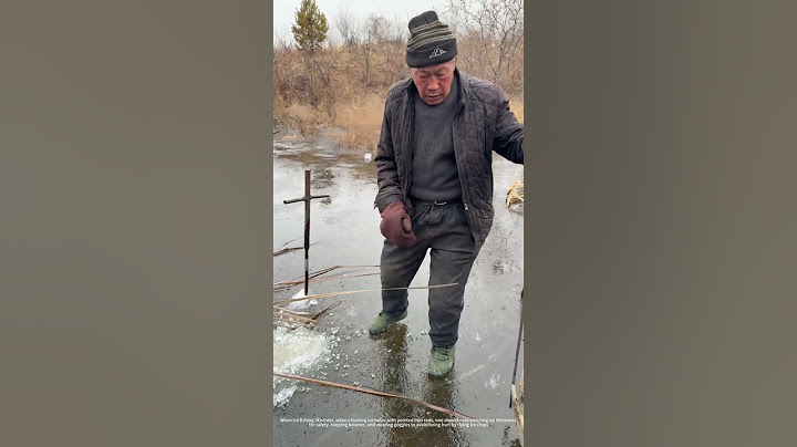 use an iron rod to chisel a hole in the ice for catching fish