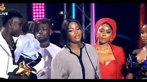 Mohbad’s Wife and Son Receives His Posthumous Award (Best Street Hop Artiste) at Headies Awards