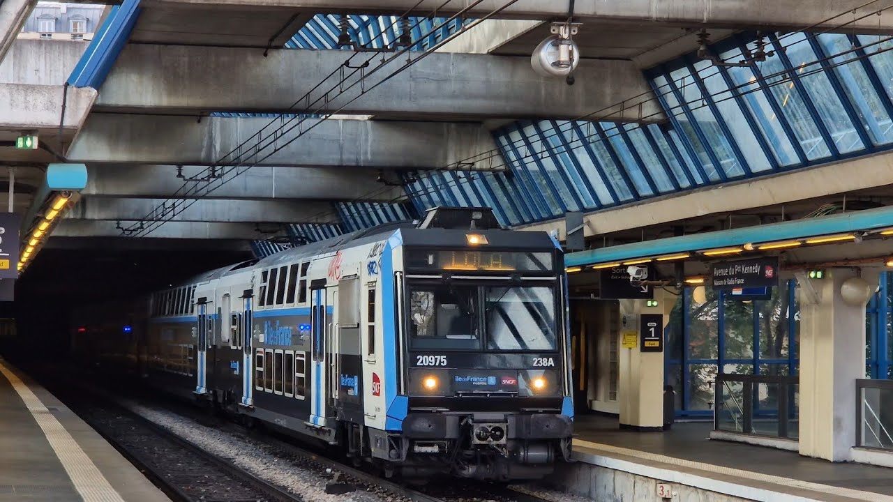 Spot en gare de Avenue du Président Kennedy Maison de Radio France [RER C]