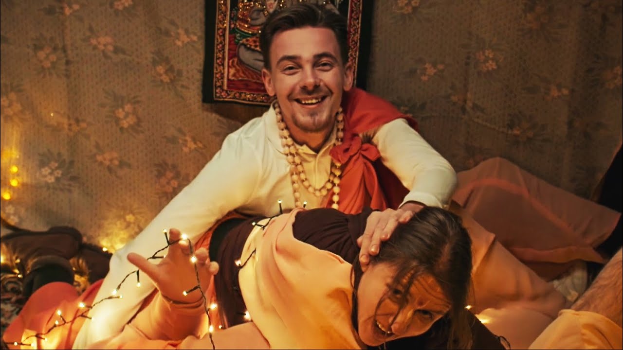 Кришнаїти займаються ЦИМ просто на трасі - YouTube