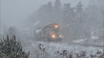 Heavy Snow Begins As ELS 400 Moves North Before Thanksgiving Day! #trains #trainhorn #trainvideo