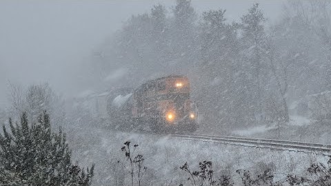 Heavy Snow Begins As ELS 400 Moves North Before Thanksgiving Day! #trains #trainhorn #trainvideo