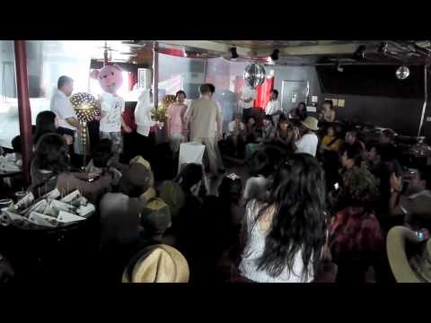 在 YouTube 上觀看「weddingpartyLucy in th Sky with Diamond Ring Tour 2009 Total Solar Eclipse」