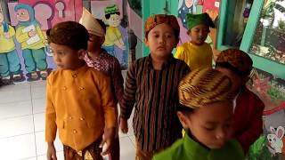 Anak-anak Lucu dengan Baju Adat Daerah di Hari Kartini