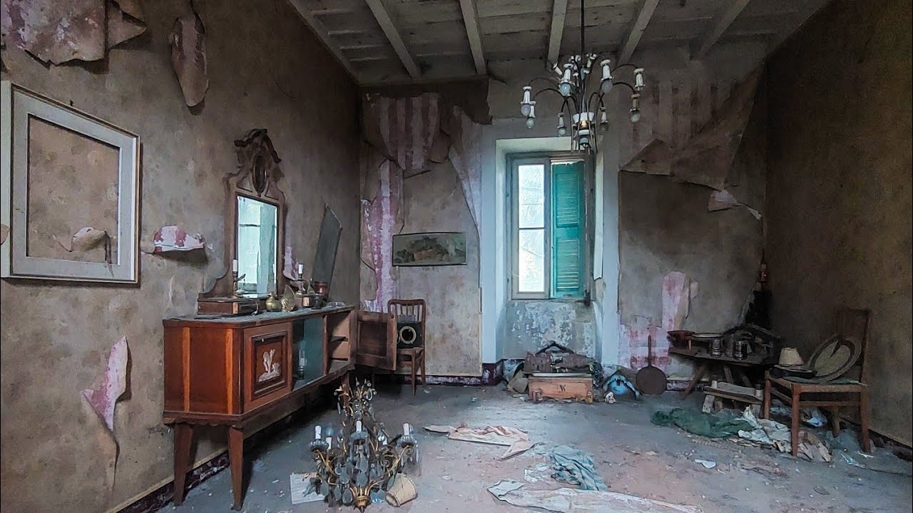 E' UN'AUTENTICA MERAVIGLIA IL PIANO DI SOPRA DI QUESTA VILLA ABBANDONATA