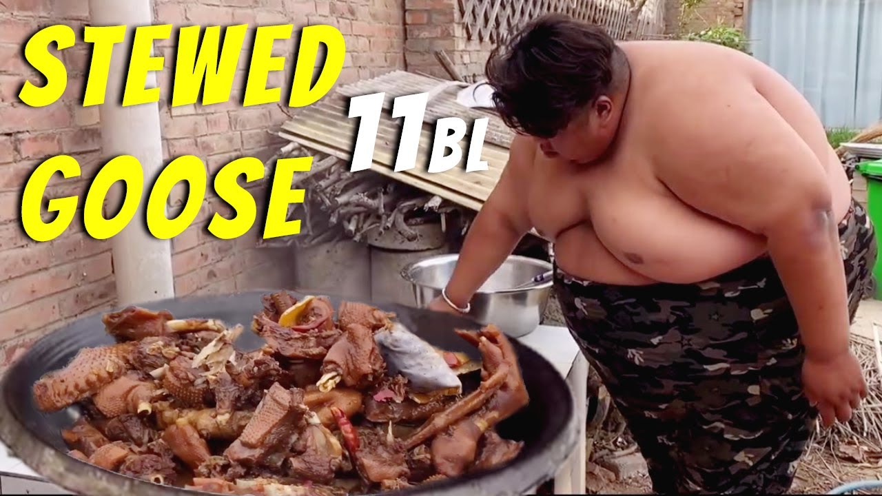 Сюда пришли два фаната с двумя большими гусями, Хоуж их тушил в большой железной кастрюле