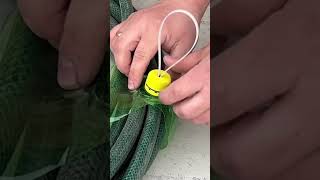 No rope around? A split plastic bottle turns into a simple grip for lifting heavy hoses easily daily