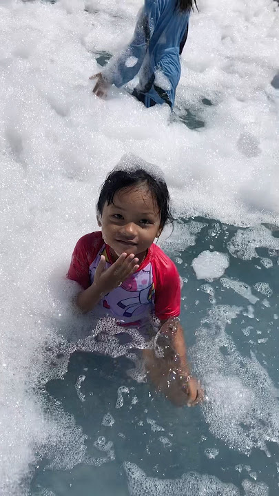 MANDI BUSA DI KOLAM RENANG #shorts