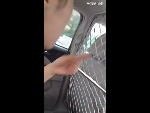 深圳两女孩逛街遭警察查身份证