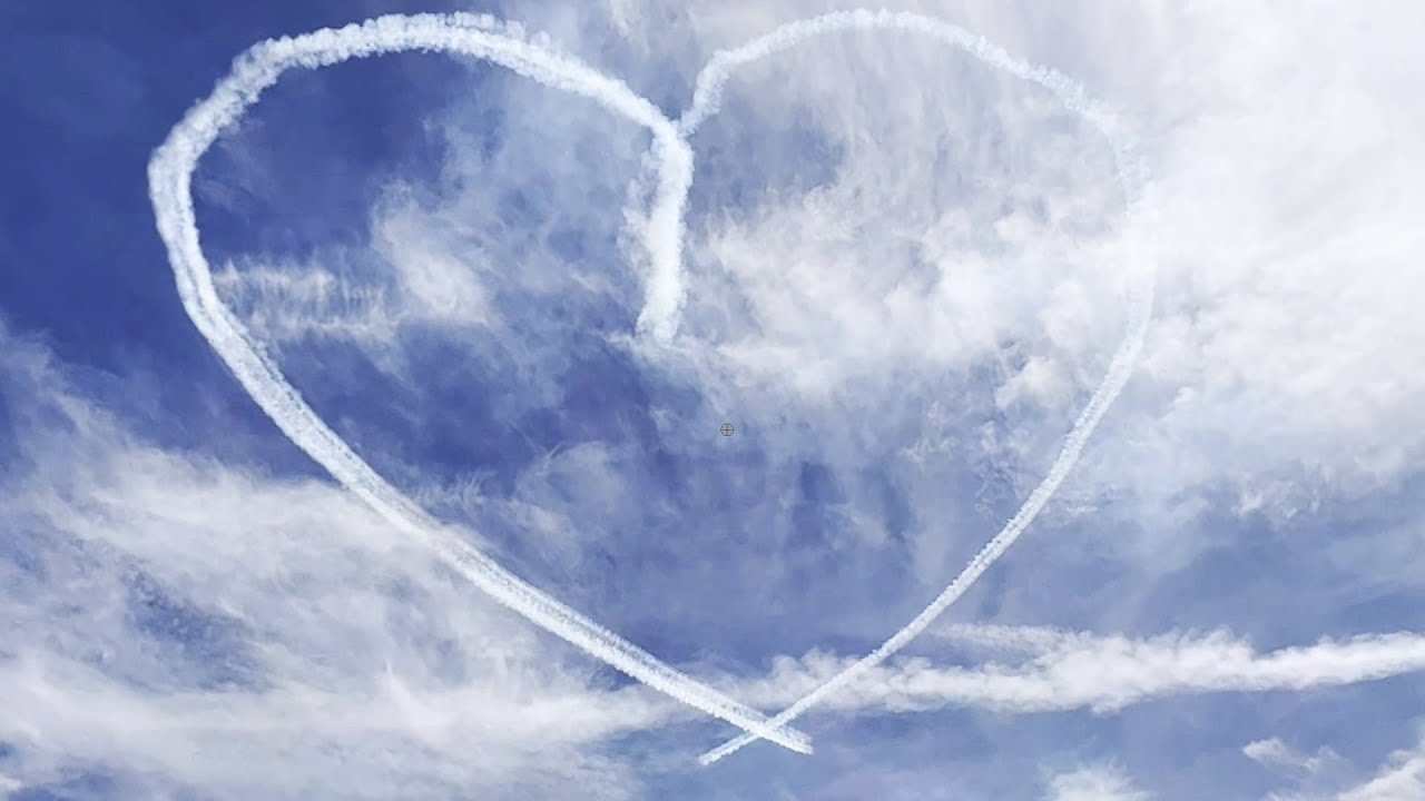 Airplanes drawing a heart in the sky 飛機在天空中畫心