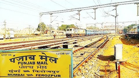 Punjab Mail Arriving Agra cantt passengers try to catch it