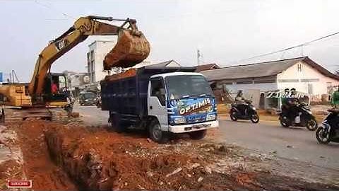 Excavator Cat 320D Working Big Dingger New Water Tunel and Loading Soil in Dump Truck Isuzu