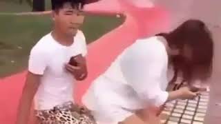 Cewek ini duduk diatas pangkuan cowok tanpa sadar