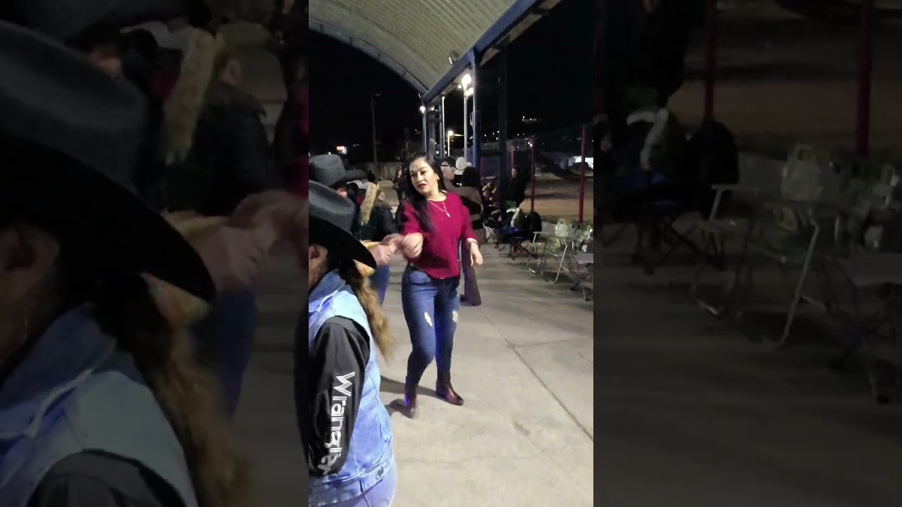 qué bien bailan en el parque Urueta con el grupo musical Dos tres