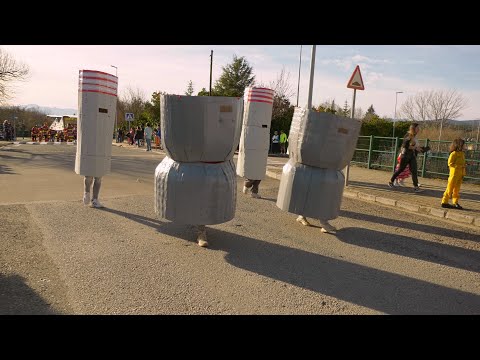 30 grupos participan en el Carnaval de Cubillos con las torres de Compostilla como protagonistas