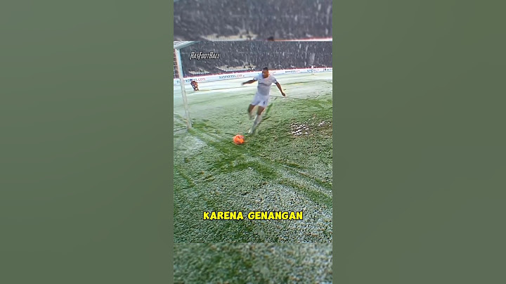 Ketika bermain bola di cuaca buruk 🥶 ! #football #bola #sepakbola #footballshort #ball