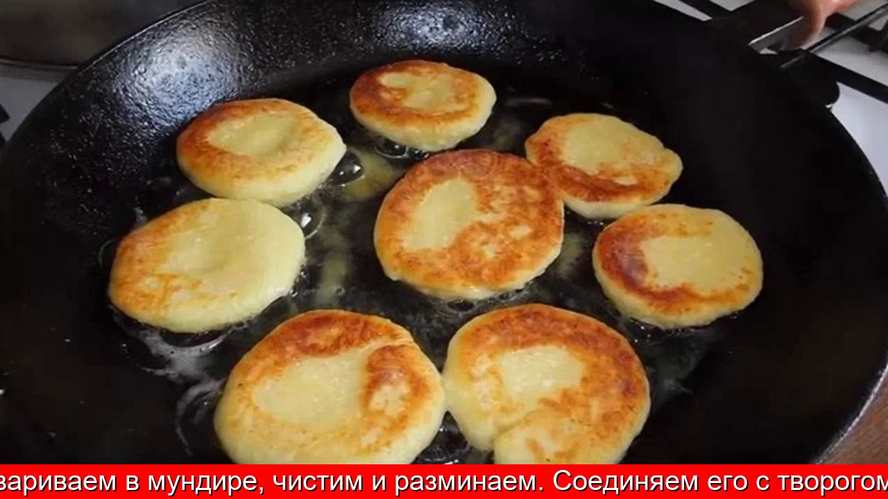 творожники круглые. творожник со сливочным маслом. сырники жареные. сырники жареные на сковороде.