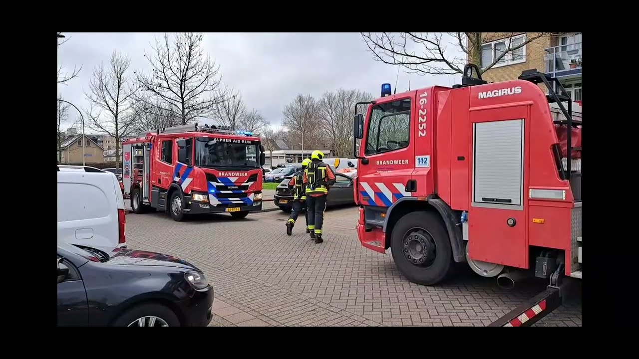 (Explosie!) gasexplosie in woning in Alphen aan den Rijn, brandweer met