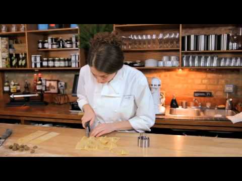 Video: Skillnaden Mellan Tortellini Och Ravioli