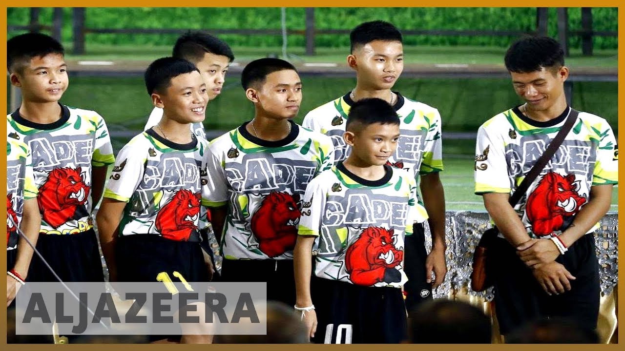 🇹🇭 عودة فتيان تايلانديين إلى ديارهم بعد إنقاذهم "بالمعجزة" من كهف | الجزيرة الإنجليزية