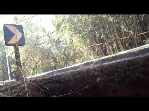 O  BURACO  ENORME  NO  ASFALTO  ... 👿☠️👿☠️👿☠️