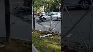 В Симферополе золотой спорткар после столкновения с автомобилем вылетел на тротуар