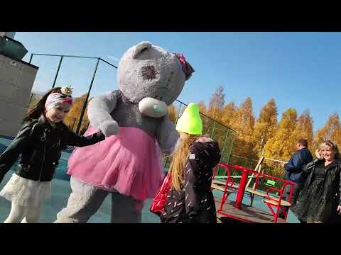 Медведица Тедди пришла с подарком на день рождения к девочке
