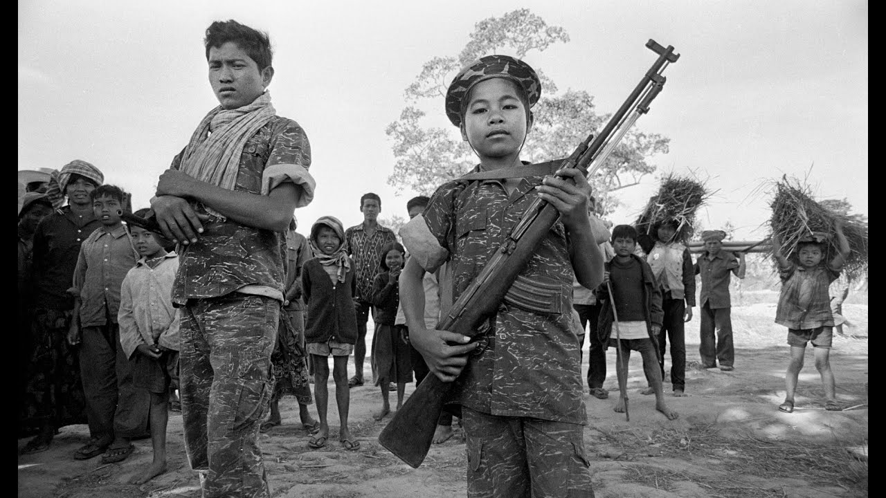 Kế bên là xác 2 thằng POLPOT... bị bắn c.h.ế.t bằng khẩu AR-15..!