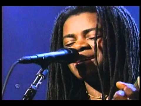 Video: Tracy Chapman netto waarde: Wiki, Getroud, Familie, Trou, Salaris, Broers en susters