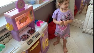 Патриция играет в кухню со своими куклами | Игрушки | детская кухня | play games | kid's Kitchen