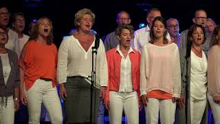 Medley Chorusline - Joyful en Popkoor Allround in de tent van het gilde.